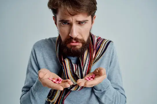Больной мужчина с шарфом на шее, проблемы со здоровьем, грипп, светлый фон