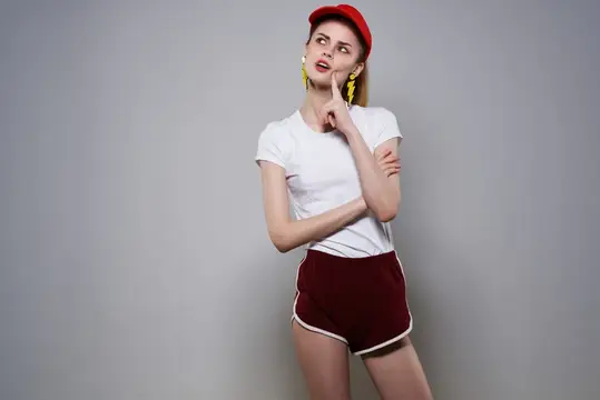 Девушка в красной кепке, жёлтые серьги, мода, лето