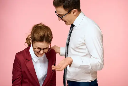 Деловой мужчина и женщина работают в офисе, коллеги в команде, офис-менеджмент на розовом фоне