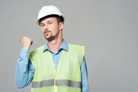 Мужчина в рабочей форме на строительных работах на изолированном фоне