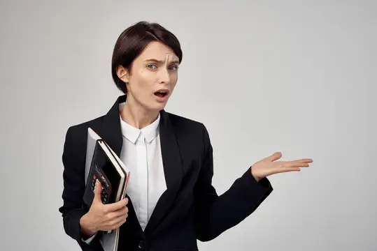Женщина-менеджер в очках излучает уверенность в себе на изолированном фоне