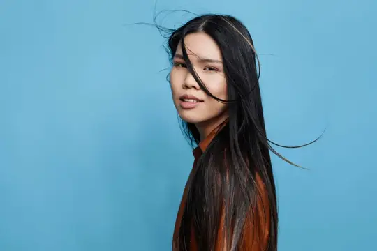 Модная женщина, азиатка, уверенная леди, портрет, улыбка, бизнес, счастье, радость, мода, девушка, милая, волосы, привлекательная, студия, кореянка, японка, лицо, фон, длинные волосы, красота, образ…