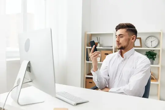 Бизнесмены в белых рубашках работают в офисе за компьютером