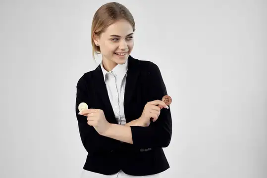 Улыбающаяся девушка в деловом костюме держит монеты