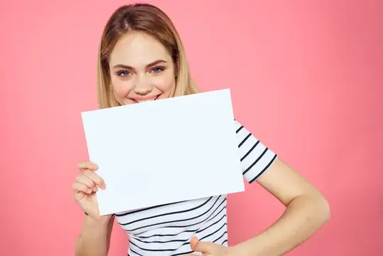 Женщина держит в руках белый лист
