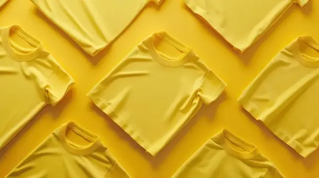 Желтые футболки, разложенные на желтом фоне