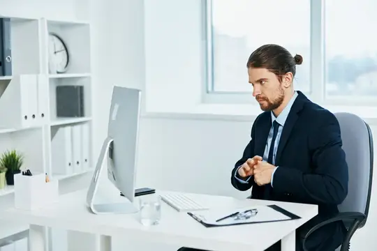 Бизнесмен работает за компьютером с документами
