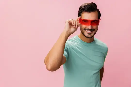 Мужчина танцует