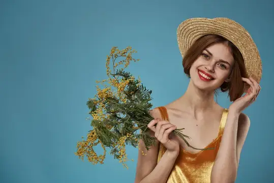 Симпатичная женщина с букетом мимозы, излучающая праздничное настроение и радость жизни