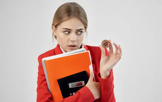Женщина-финансист в красной куртке, документы, криптовалюта Bitcoin, электронная коммерция