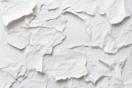 Фактура измятых белых бумажных листов крупным планом