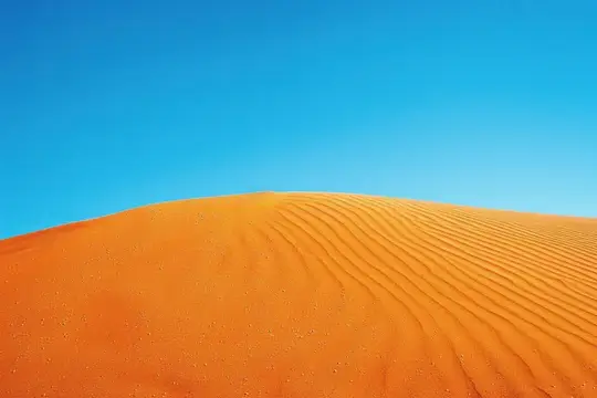 Песчаная дюна с рябью на фоне чистого синего неба