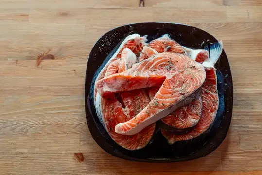 Красная маринованная рыба на тарелке, еда, морепродукты, деликатес