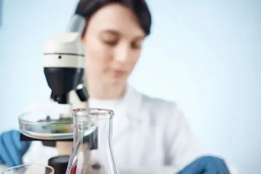 Женщины-ученые работают с микроскопами, проводят исследования и диагностику