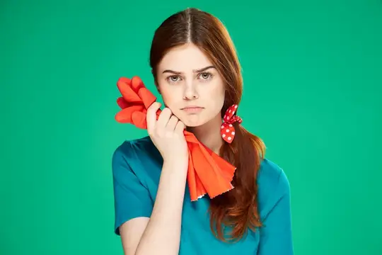 Девушка с красным платком у щеки на зелёном фоне