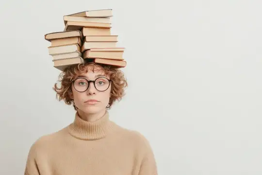 Молодая женщина с вьющимися волосами и в очках балансирует книгами на голове, демонстрируя игривую, но интеллектуальную концепцию