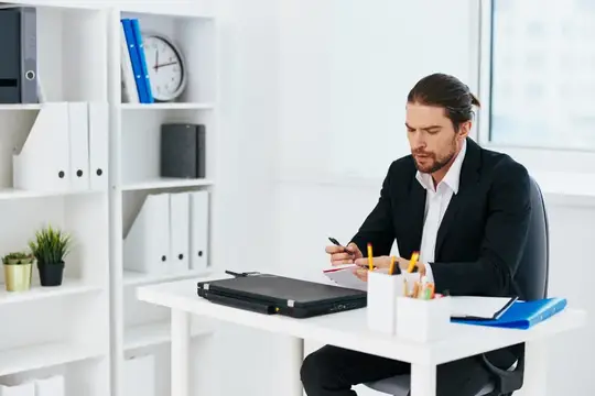 Менеджер работает перед ноутбуком, эмоции, технологии