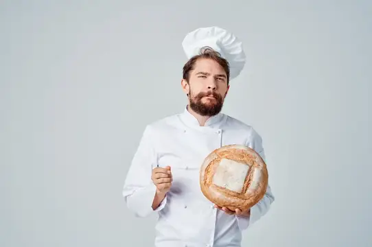 Бородатый мужчина-шеф-повар на кухне