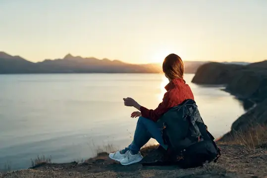 Женщина-туристка, природа, пейзаж, солнце, свобода, активный отдых на свежем воздухе