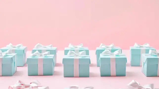 3D-рендер с множеством голубых подарочных коробок с белыми бантами на розовом фоне
