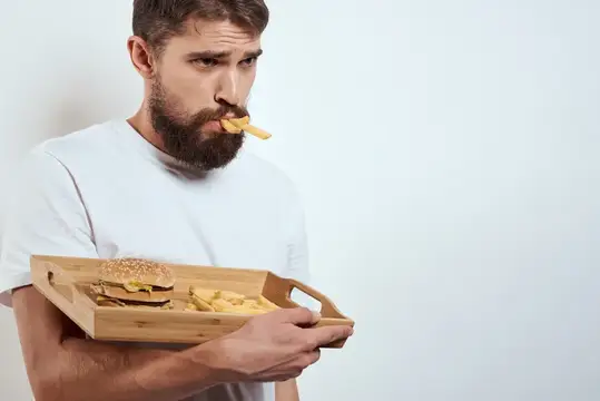 Мужчина с деревянным подносом, картофель фри и гамбургер, фастфуд, калории, модель, белая футболка