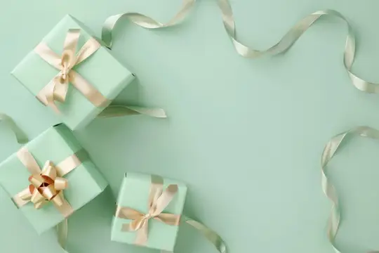 Элегантные зеленые подарочные коробки с лентами и бантами на пастельно-зеленом фоне для праздничных случаев, с местом для текста