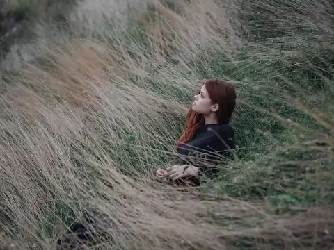 Женщина лежит на траве в поле, отдых, свобода, природа