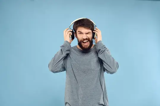 Мужчина в наушниках