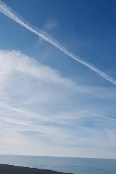 След самолёта в ясном небе над морем