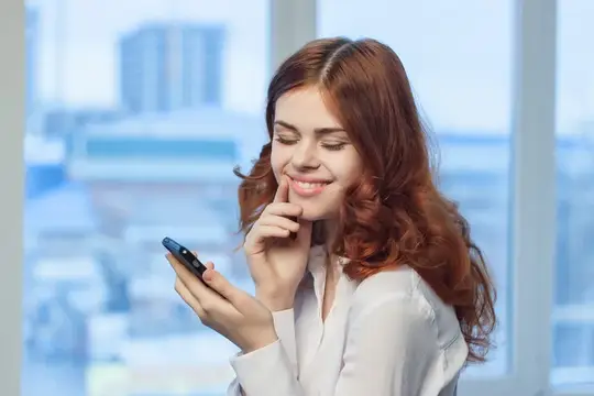 Деловая женщина с телефоном в руках