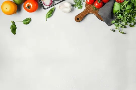 Свежие разнообразные овощи и зелень на белом столе, вид сверху, плоская композиция, свободное пространство для дизайна