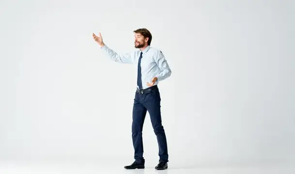 Мужчина в рубашке с галстуком работает в офисе, он менеджер