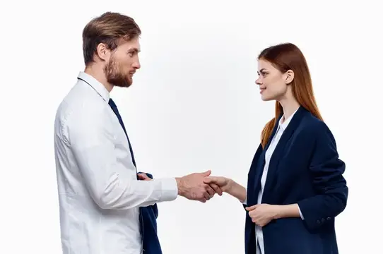 Мужчина и женщина, коллеги по работе, общаются в деловой одежде