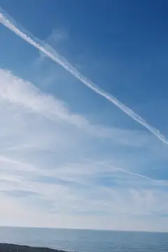 След самолёта в ясном небе над морем