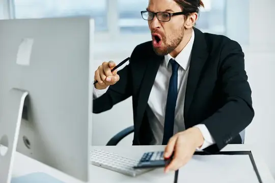 Бизнесмен в деловом костюме работает в офисе с телефоном и современными технологиями