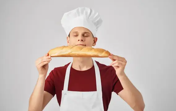 Мужчина-повар в фартуке готовит на кухне, ресторанный образ жизни