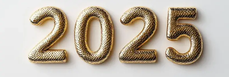 Золотые объёмные цифры 2025 на светлом фоне
