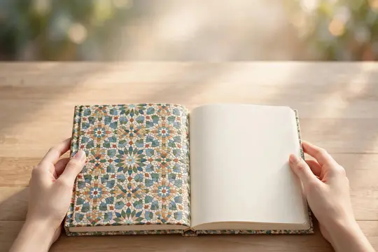 Руки держат открытую книгу с узорчатой обложкой на деревянном столе