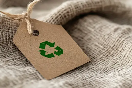 Крафтовая бирка с зелёным знаком переработки на мешковине