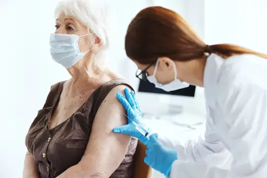 Больничный пациент, шприц с вакциной для защиты иммунитета