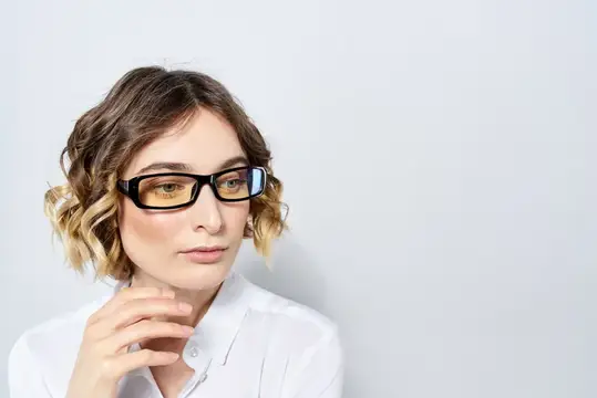 Женщина в очках работает в офисе, занимаясь финансами и бизнесом