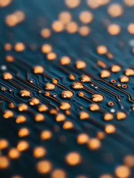 Макросъёмка золотистых контактов на тёмно-синей печатной плате
