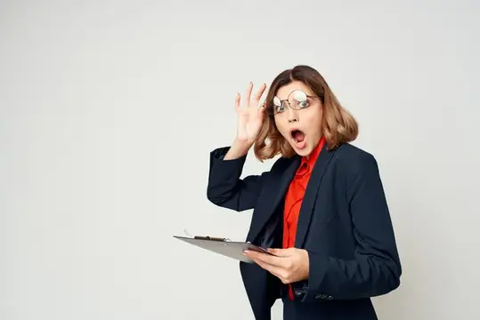 Женщина в костюме с документами, официальная работа менеджера