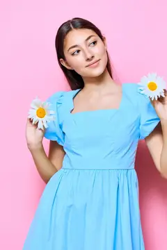 Женщина, мода, цветок, синяя одежда, распродажа, модная, сладкая, стильная, модель в студии, кавказская, молодая, тёплая, розовая, стиль, брюнетка, шопинг, ромашка, улыбка, платье