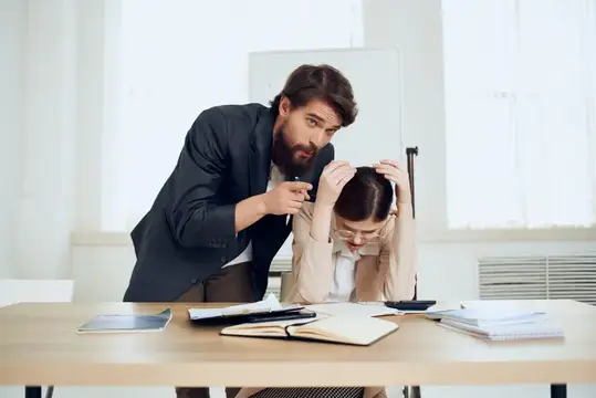 Коллеги общаются на работе в офисе за рабочим столом, профессионалы проявляют эмоции