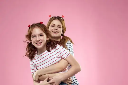 Весёлая мама и дочь, радость, образ жизни, студия на розовом фоне, семья