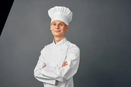 Профессиональный шеф-повар-мужчина в униформе, работающий в ресторане