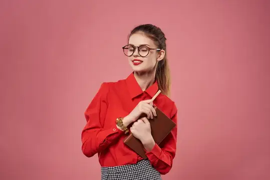 Женщина-секретарь в очках с документами за работой, профессиональный образ
