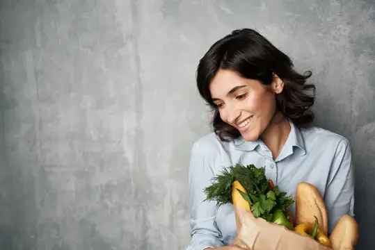 Женщина с пакетом продуктов из супермаркета, сервис здорового питания