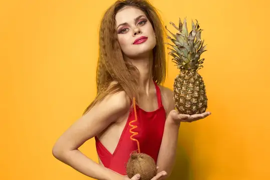Женщина с ананасом и кокосовым коктейлем, экзотические фрукты, лето, стиль жизни на жёлтом фоне